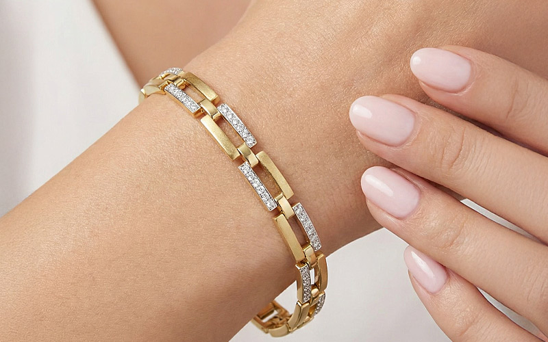 Bracelet Virtual Try-On example — bracelet on AI model wrist with realistic positioning